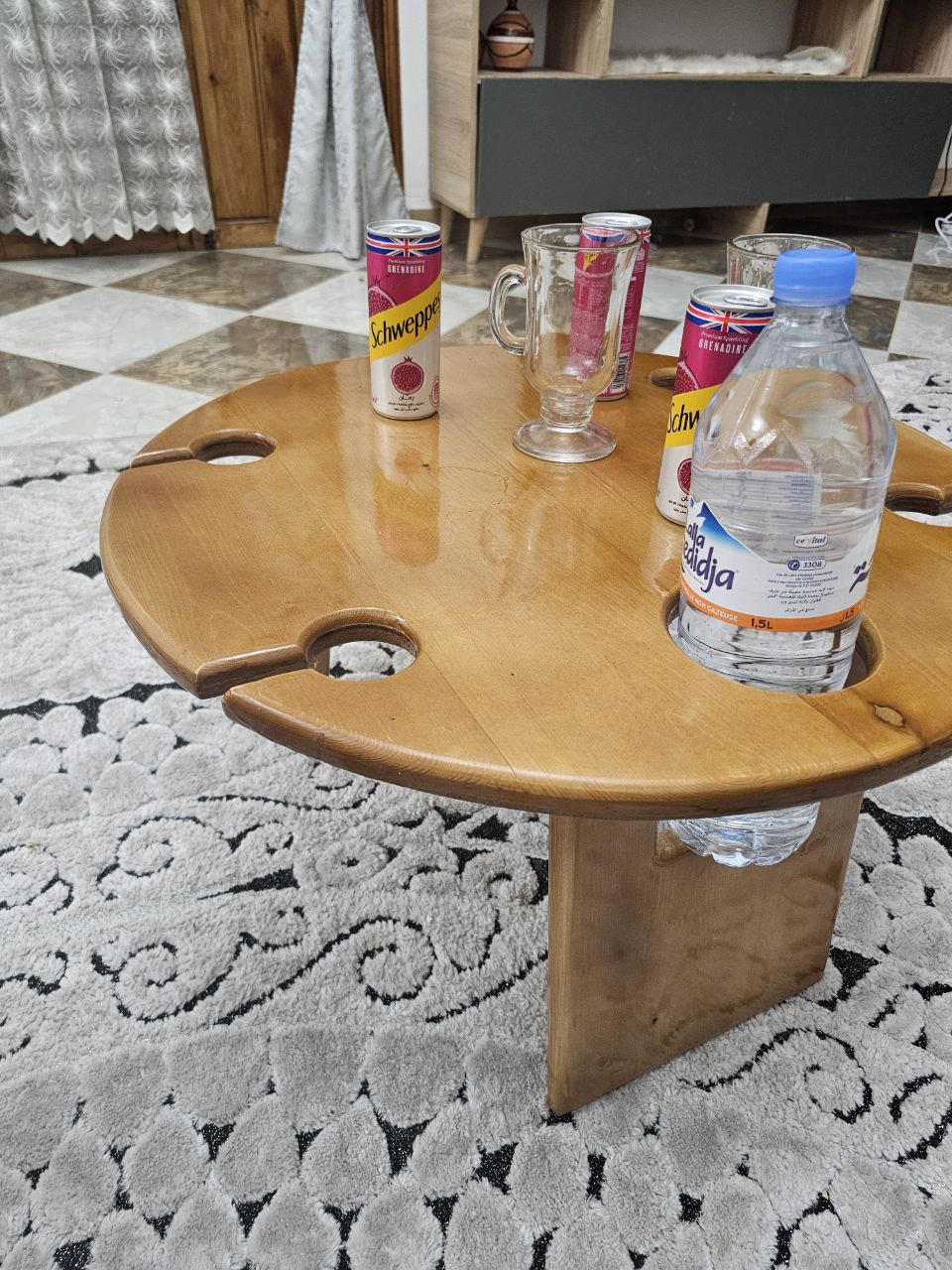 طاولة خشبية مبتكرة لحامل المشروبات